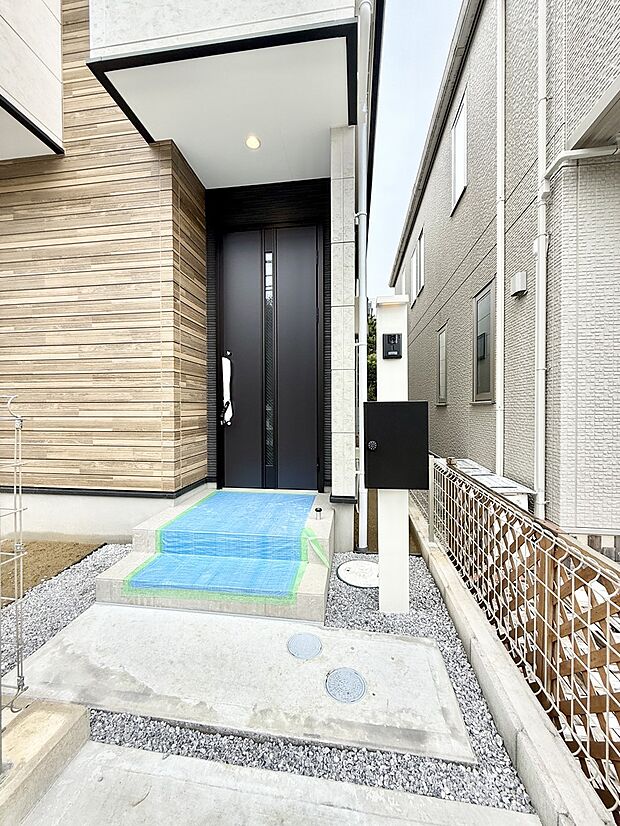 【現地外観写真】1号棟 ■家族が笑顔で集まる温かな住まい