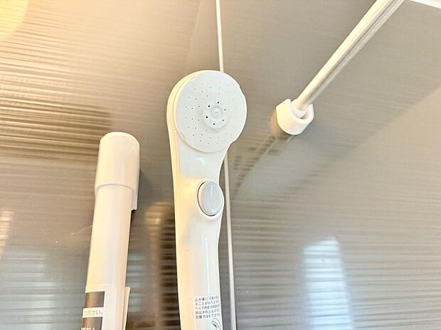 【止水シャワーヘッド】■手元で簡単に止水できるため、水の無駄遣いを減らすことができます。