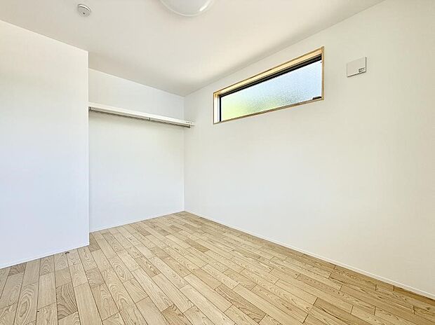 【リビング以外の居室】9号棟 ■落ち着いた色合いのお部屋で穏やかな時間を楽しめます