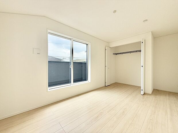 【リビング以外の居室】■落ち着いた色合いのお部屋で穏やかな時間を楽しめます