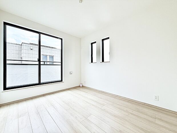 【リビング以外の居室】B号棟 ■落ち着いた色合いのお部屋で穏やかな時間を楽しめます