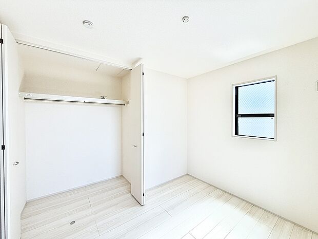 【寝室】5号棟 ■窓の配置や通気性の良い設計で部屋の空気がこもらず、常に新鮮な空気が流れます