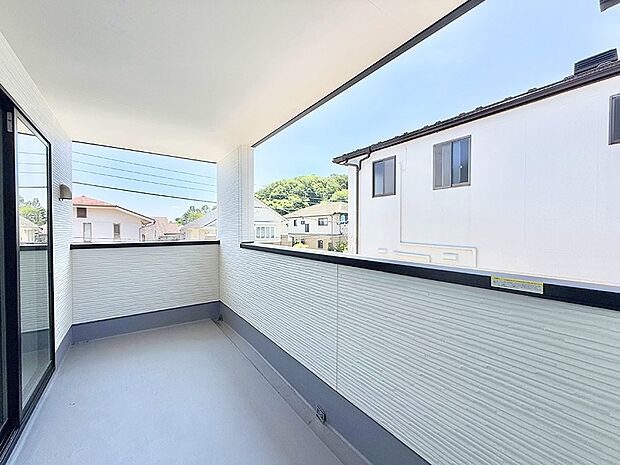 【バルコニー】1号棟 ■ 心地よい風と光を感じる、くつろぎのバルコニー