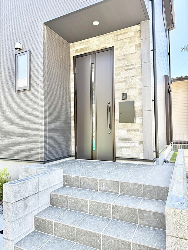 【玄関】1号棟 ■ 帰るたびにホッとする、安心感のある佇まい