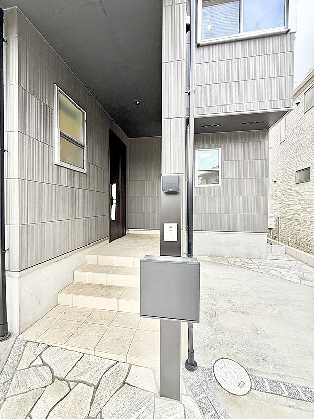 【玄関】1号棟 ■ 帰るたびにホッとする、安心感のある佇まい