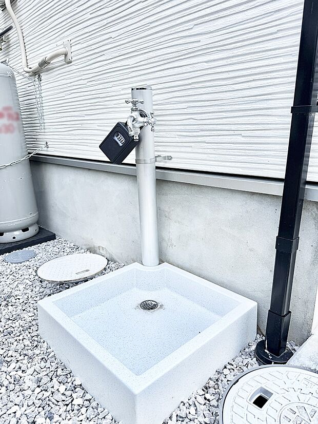 【その他現地】1号棟 ■ガーデニングや洗車などの際に大活躍な屋外立水栓