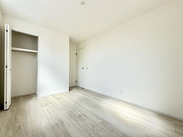 【寝室】1号棟  ■窓の配置や通気性の良い設計で部屋の空気がこもらず、常に新鮮な空気が流れます