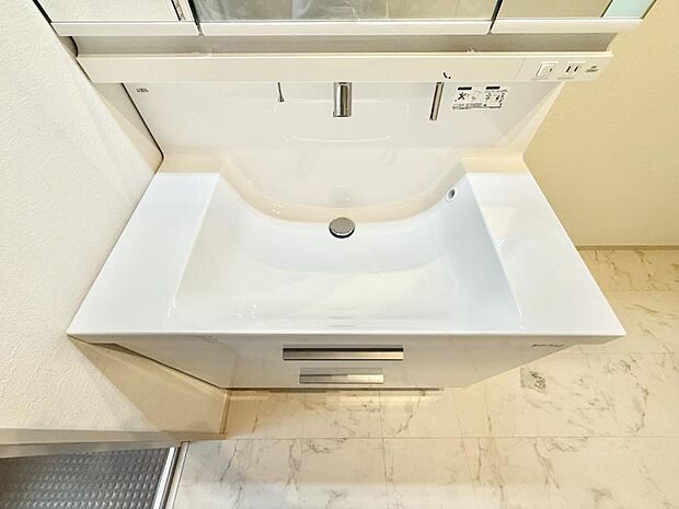 【ハンドシャワー付洗面台】■細かい部分まで洗いやすく便利なハンドシャワー付き