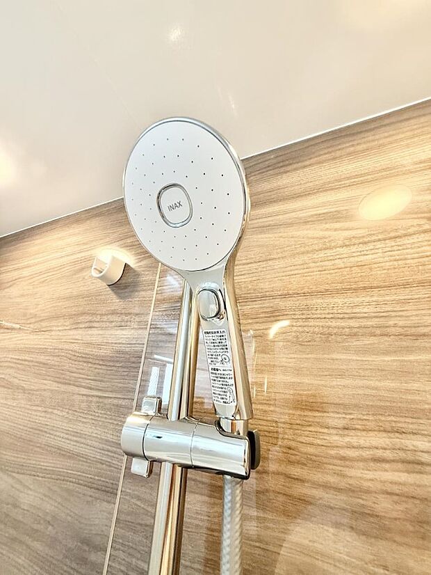 【止水シャワーヘッド】■わざわざシャワー水栓のレバーまで手を伸ばす必要がなく、簡単に止水できる