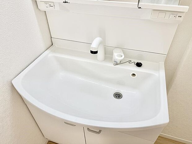 【ハンドシャワー付洗面台】■細かい部分まで洗いやすく便利なハンドシャワー付き