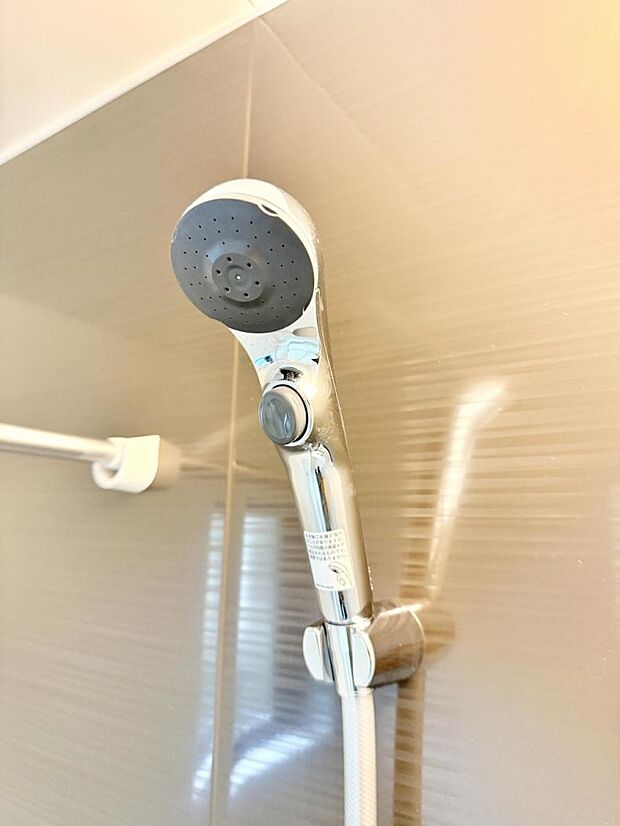 【止水シャワーヘッド】■手元で簡単に止水できるため、水の無駄遣いを減らすことができます。