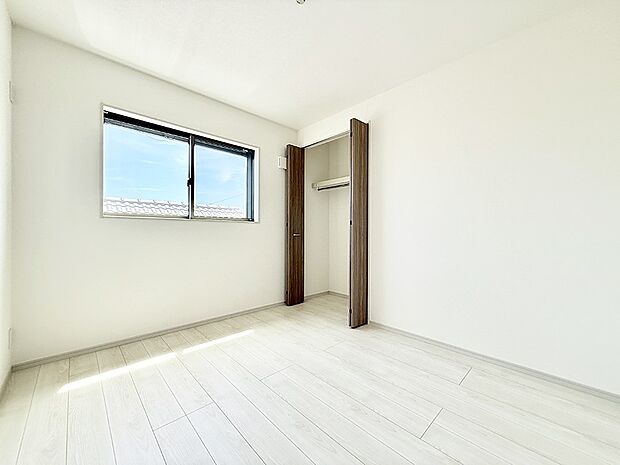 【寝室】1号棟 ■家具をうまく配置すれば広々とした空間を使い動きやすく、リラックスした時間が過ごせます
