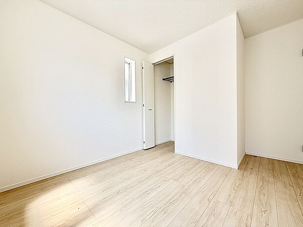 【リビング以外の居室】1号棟 ■清潔感あふれるお部屋で毎日を快適に過ごせます