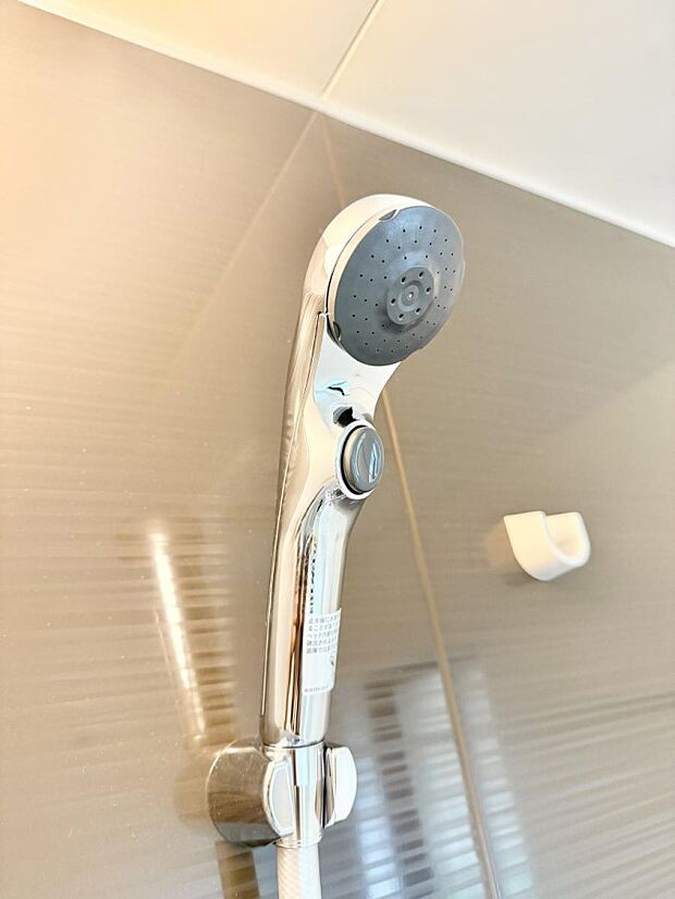 【止水シャワーヘッド】■手元で簡単に止水できるため、水の無駄遣いを減らすことができます。