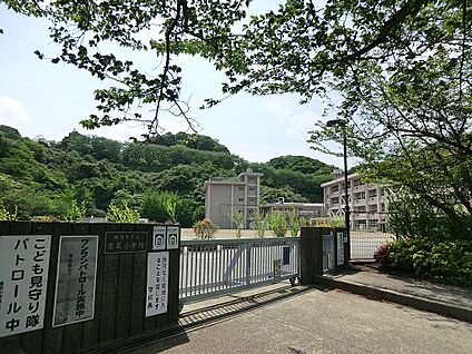 横須賀市立鷹取小学校 950m(12分)