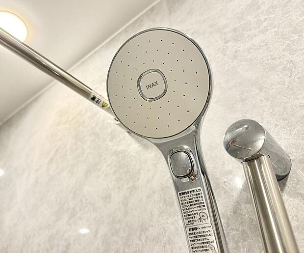 【止水シャワーヘッド】■手元で簡単に止水できるため、水の無駄遣いを減らすことができます。
