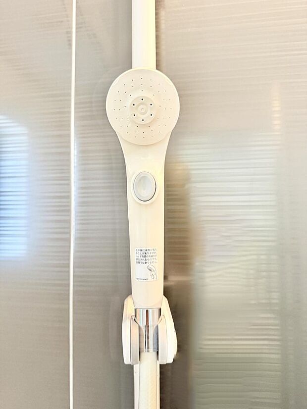 【止水シャワーヘッド】■手元で簡単に止水できるため、水の無駄遣いを減らすことができます。