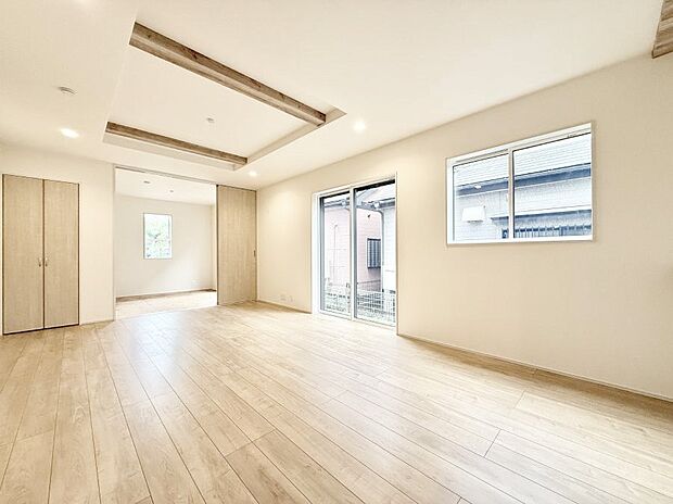 【リビング】4号棟 ■自然と会話が生まれる、心地よいひととき