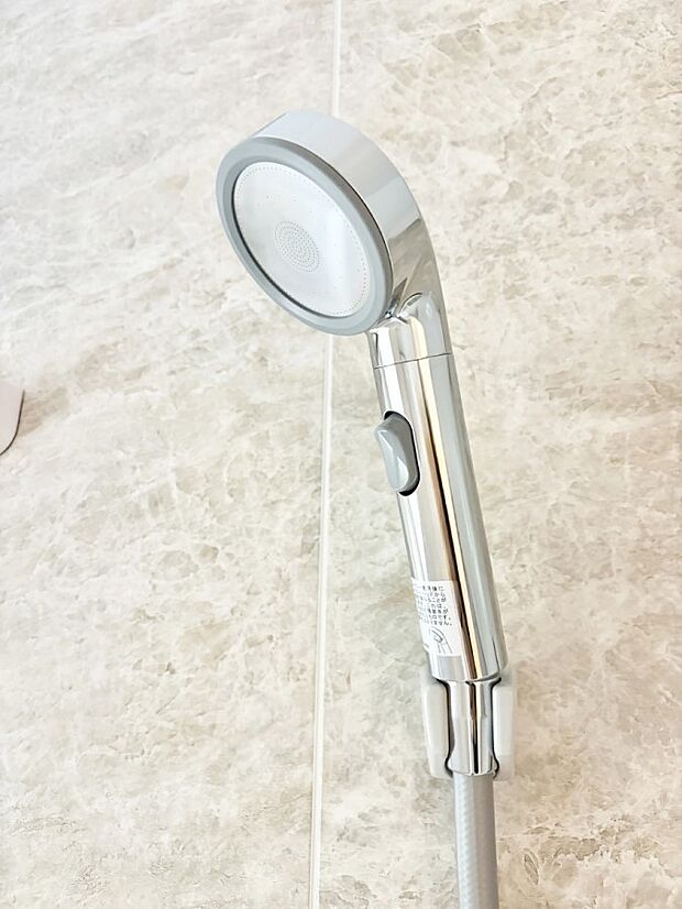 【止水シャワーヘッド】■手元で簡単に止水できるため、水の無駄遣いを減らすことができます。