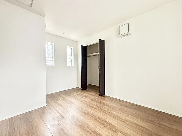 【寝室】2号棟  ■家具をうまく配置すれば広々とした空間を使い動きやすく、リラックスした時間が過ごせます