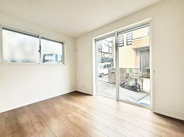 【リビング以外の居室】2号棟 ■落ち着いた色合いのお部屋で穏やかな時間を楽しめます