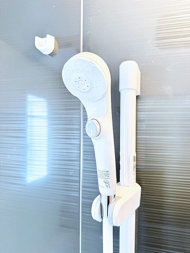 【止水シャワーヘッド】■手元で簡単に止水できるため、水の無駄遣いを減らすことができます。