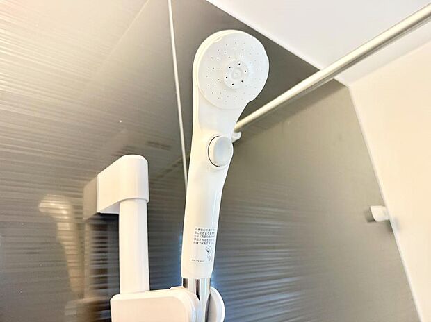 【止水シャワーヘッド】■手元で簡単に止水できるため、水の無駄遣いを減らすことができます。