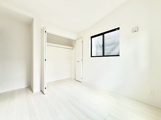 【リビング以外の居室】■落ち着いた色合いのお部屋で穏やかな時間を楽しめます