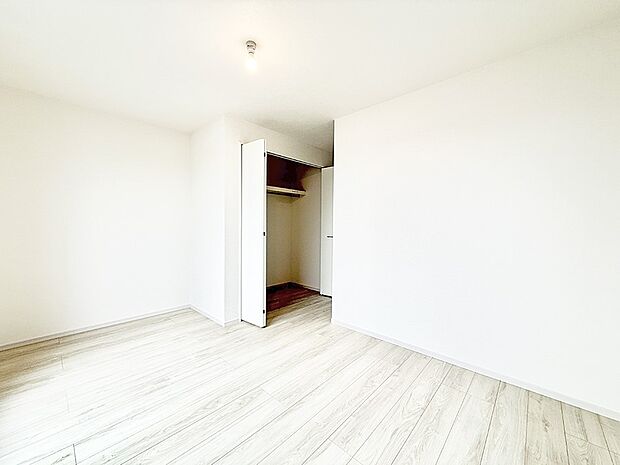 【リビング以外の居室】1号棟 ■落ち着いた色合いのお部屋で穏やかな時間を楽しめます