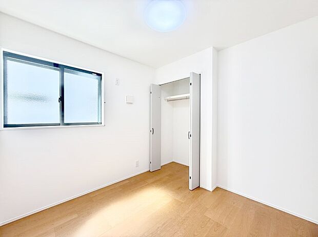 【リビング以外の居室】1号棟 ■落ち着いた色合いのお部屋で穏やかな時間を楽しめます