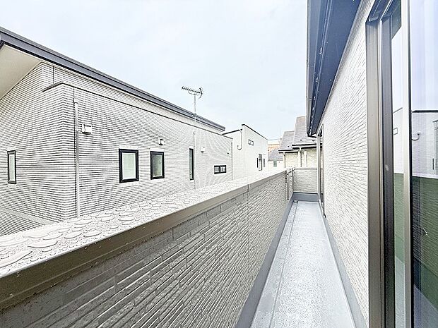【バルコニー】1号棟 ■ 心地よい風と光を感じる、くつろぎのバルコニー