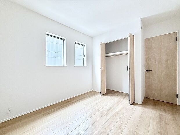【リビング以外の居室】1号棟 ■清潔感あふれるお部屋で毎日を快適に過ごせます
