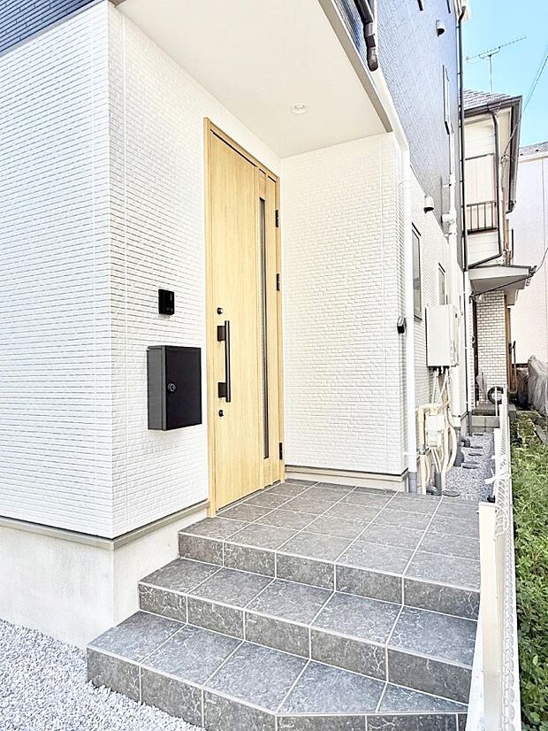 【玄関】1号棟 ■ シンプルで美しく、住まいの第一印象を彩る玄関です