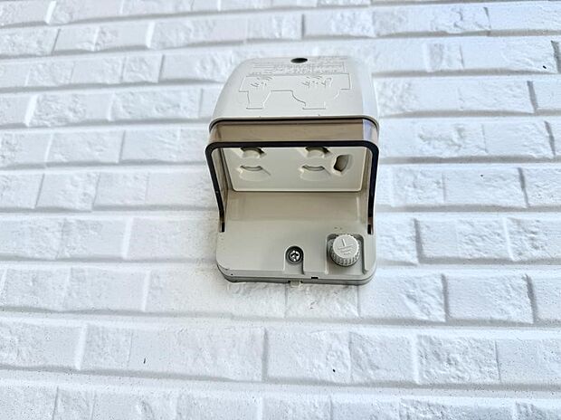 【屋外コンセント】■屋外に電源コンセントがあれば、高圧洗浄機で窓や外壁を掃除するなど便利です。