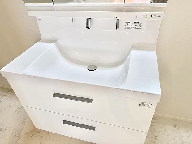 【ハンドシャワー付洗面台】■手洗いや顔を洗う時も快適に使える便利なシャワー