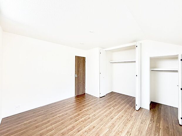 【寝室】1号棟  ■窓の配置や通気性の良い設計で部屋の空気がこもらず、常に新鮮な空気が流れます