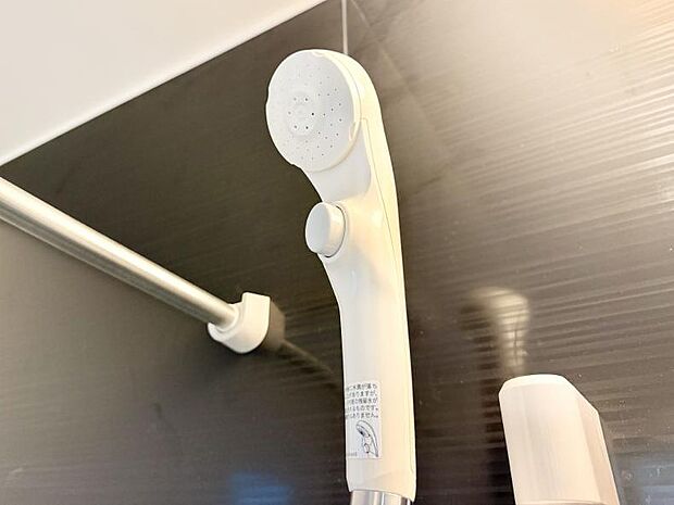 【止水シャワーヘッド】■手元で簡単に止水できるため、水の無駄遣いを減らすことができます。
