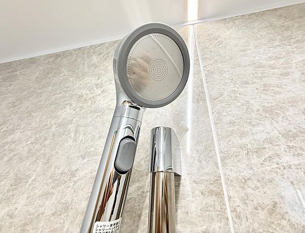 【止水シャワーヘッド】■手元で簡単に止水できるため、水の無駄遣いを減らすことができます。