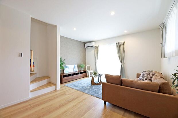 LDK※現地写真（午前11:00撮影） ■午前中は窓から明るい日差しが入り、リビング全体を明るく照らします。お庭とも繋がるので、開放感も感じます。