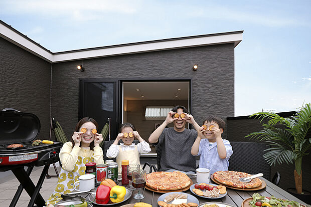 【屋上庭園】※施工例
■水栓のあるテラスで、週末は手軽にBBQ！準備も片付けもラクラク。自由な空のテラスで、家族のたくさんの思い出を作れます。