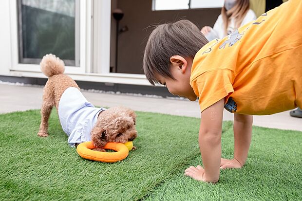 【屋上庭園】※施工例
■屋上庭園が、愛犬専用のプライベート運動場に。遠出しなくてもOK。リードなしでストレスなく、いつでも気軽に遊ばせてあげられます。