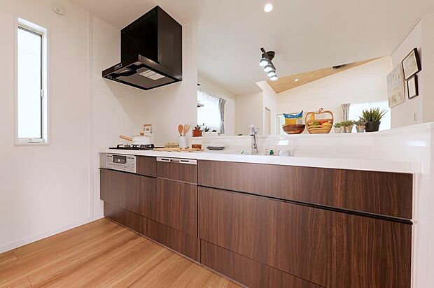 【キッチン】収納力と使いやすさが魅力のLIXILシステムキッチン。家事が楽しくなる便利な設備を標準装備しています。