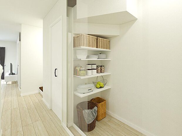 【パントリーパース［C棟］】階段下を活用したパントリーもしっかり可動棚を設け、どこに何があるのか、わかりやすい整理整頓がしやすく、キッチンもスッキリ。