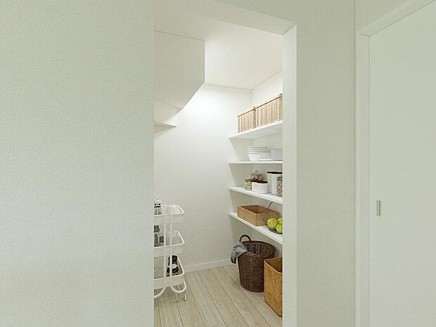 【パントリー※完成予想パース（C）】キッチン横の大容量パントリーは、食材や日用品のストックに便利。ロールスクリーン（オプション）で生活感も隠せて、LDKをいつでもすっきり保てます。