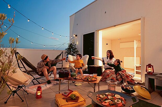 【屋上庭園※施工例(B-C)】周囲の視線を気にせず自宅で手軽にアウトドアを満喫できる贅沢なプライベート空間。