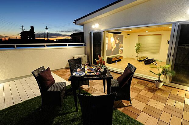 【屋上庭園※施工例（B-C）】スポットライト付きで、夜の屋上庭園も気軽に楽しめます。お部屋がすぐ隣なのも、使いやすさの嬉しいポイント。