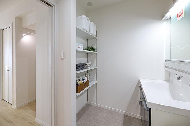 【洗面脱衣室※現地写真】■収納スペース付で、タオルや洗剤、日用品の収納に困りません!