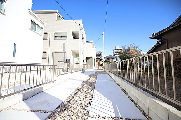 【駐車最大5台可能!※現地写真】最大5台駐車可能なゆとりあるカースペースで来客時も安心して対応できます。(※車種による)また自転車やバイクも置けて、敷地をすっきりと保つことができます。