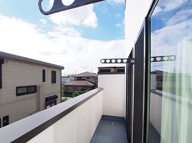 【バルコニー（No.B)※施工例】■南向きのバルコニーは日当たりも良く、お洗濯物もたっぷり干せる広々空間です。