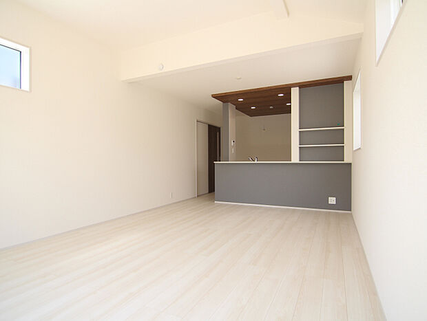 【1号棟】 ◎LDKは約18.0帖!家具を置いてもゆとりある広さです◎